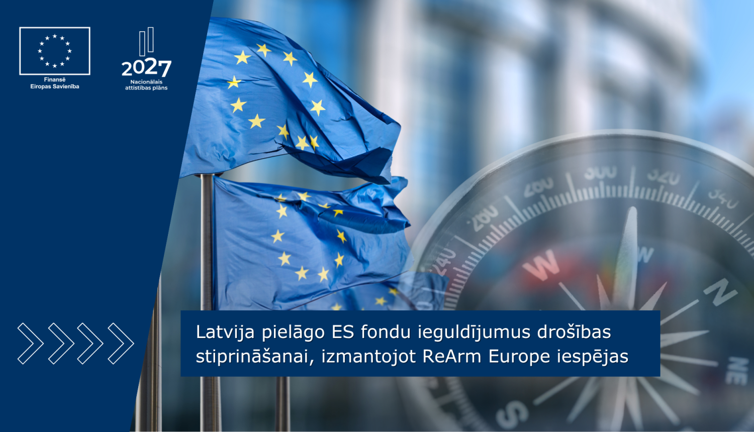 Attēlā redzami ES karogi mastos un kompass