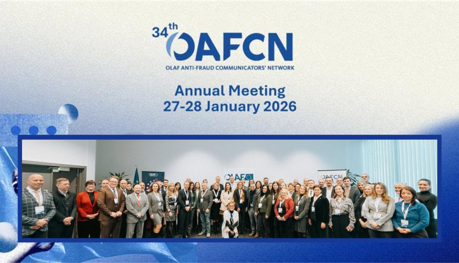 Attēlā ir redzama cilvēku grupa, kas stāv un skatās kamerā, taisot kopbildi pasākuma ietvaros