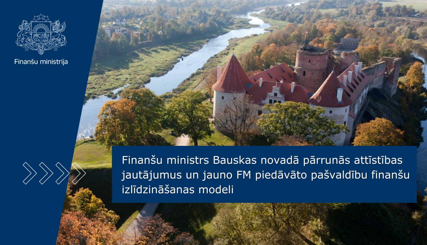 Skats uz koku ieskautu Bauskas pili no putna lidojuma, blakus tek upe, uz attēla ir teksts