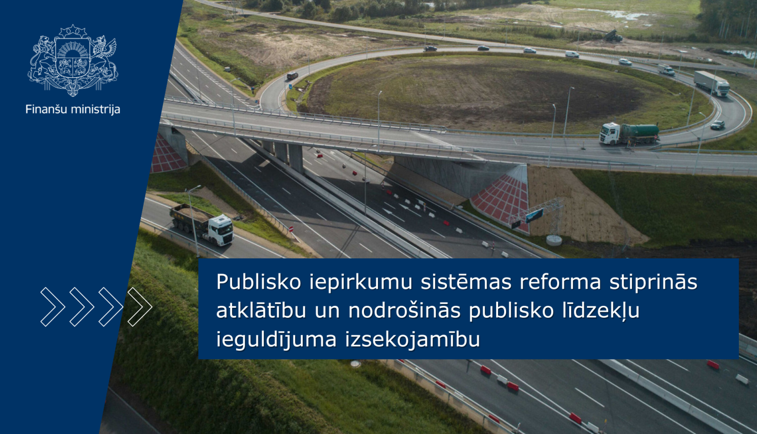 Gaisa skats uz jaunu ceļu pārvadu un apvedceļu ar kustību, uz attēla ir teksts