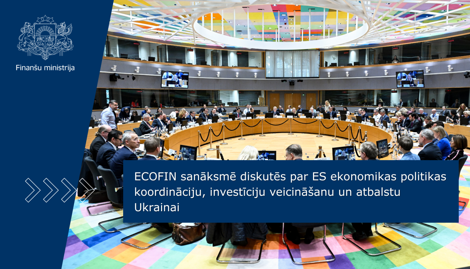 Plaša starptautiska sanāksmju zāle ar delegātiem pie apaļa galda, uz attēla ir teksts “ECOFIN sanāksmē diskutēs par ES ekonomikas politikas koordināciju, investīciju veicināšanu un atbalstu Ukrainai”