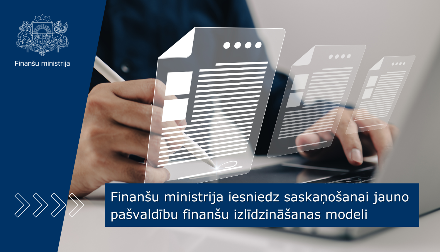 Cilvēks strādā ar dokumentiem pie datora, uz attēla ir teksts "Finanšu ministrija iesniedz saskaņošanai jauno pašvaldību finanšu izlīdzināšanas modeli"