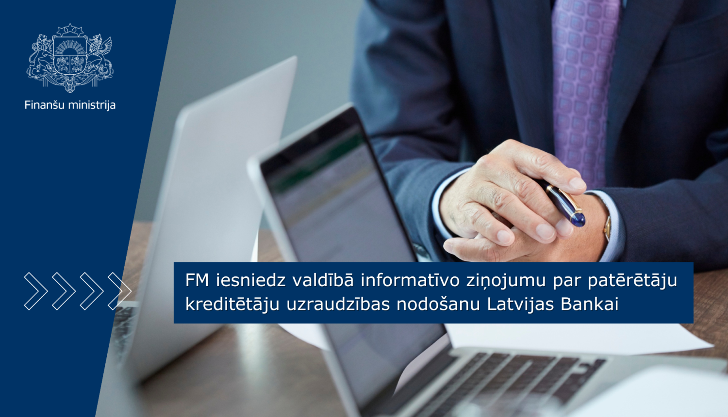 Cilvēks pie darba galda, uz kura uzlikti dokumenti un klēpjdatori, uz attēla ir teksts "FM iesniedz valdībā informatīvo ziņojumu par patērētāju kreditētāju uzraudzības nodošanu Latvijas Bankai"
