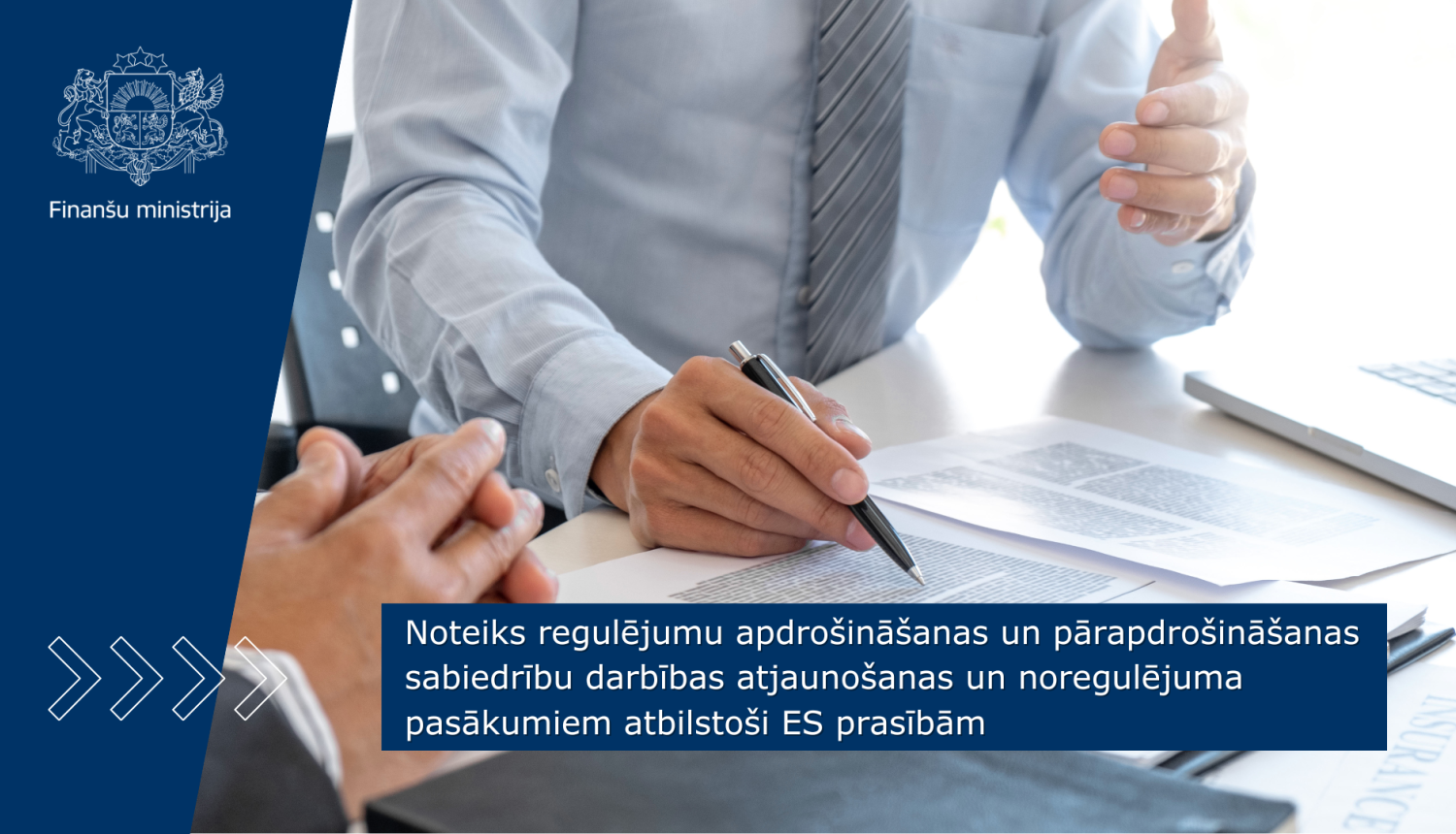 Divi cilvēki biznesa vidē apspriež dokumentus; viens tur pildspalvu virs papīriem uz galda. Kreisajā pusē redzams Finanšu ministrijas logo un teksts