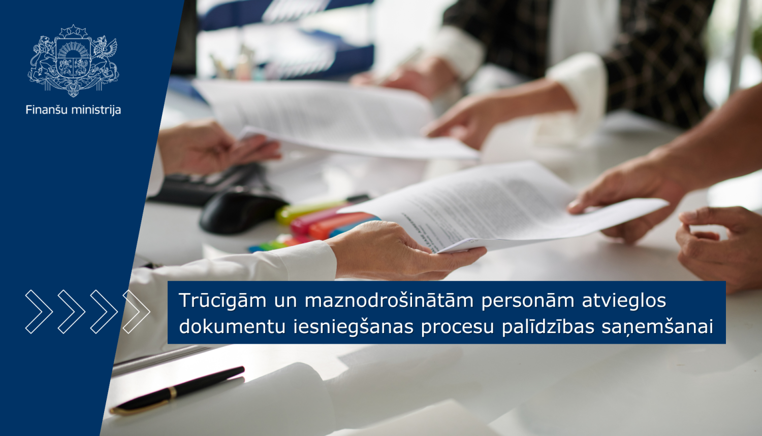 Cilvēki nodod dokumentus viens otram, kreisajā pusē redzams Finanšu ministrija logo uz zilas joslas, uz attēla ir teksts