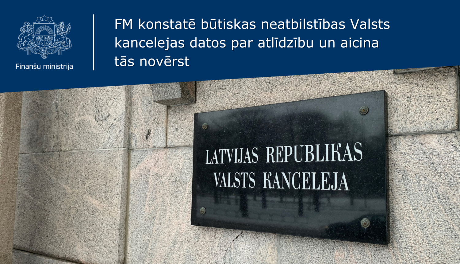 Pie ēkas fasādes piestiprināta plāksne ar iestādes nosaukumu 