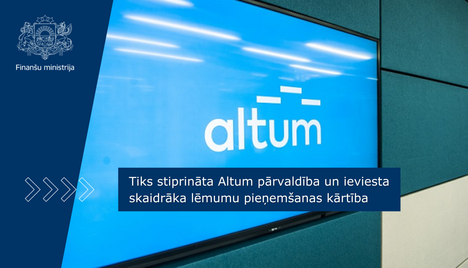Attēlā uz sienas redzams TV ekrāns, kurā uz zila fona ir Altum logo