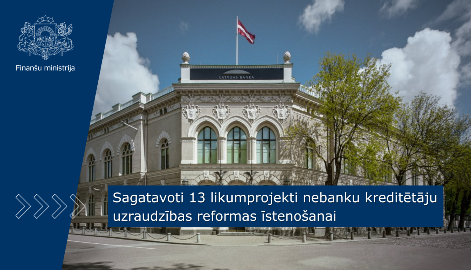 Latvijas bankas ēka, uz jumta Latvijas karogs, ēkas priekšplānā koki ar plaukstošām lapām