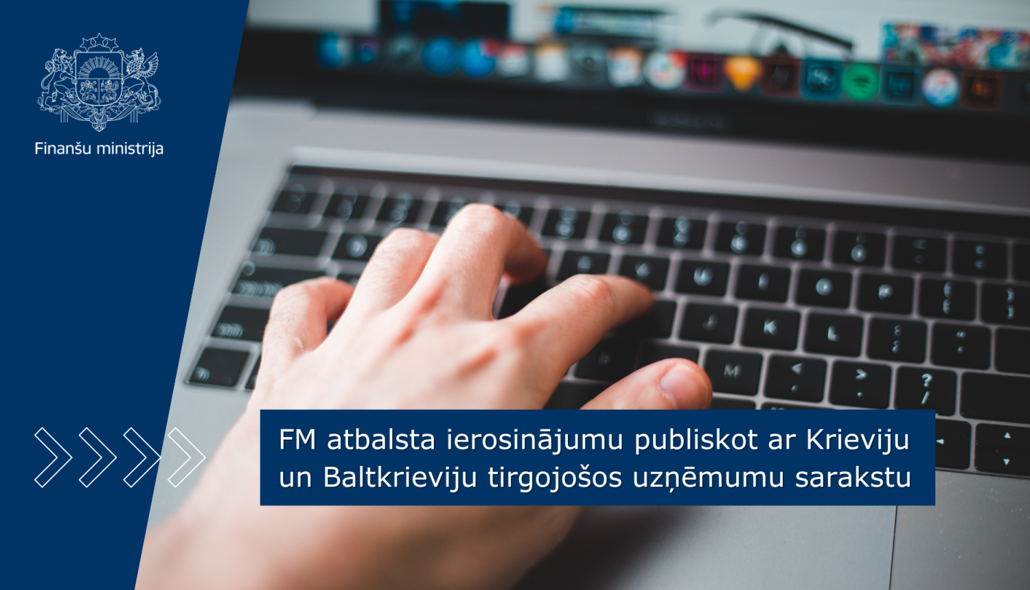 Persona raksta uz klēpjdatora tastatūras, attēla kreisajā pusē redzams Finanšu ministrijas logo un teksts: “FM atbalsta ierosinājumu publiskot ar Krieviju un Baltkrieviju tirgojošos uzņēmumu sarakstu”