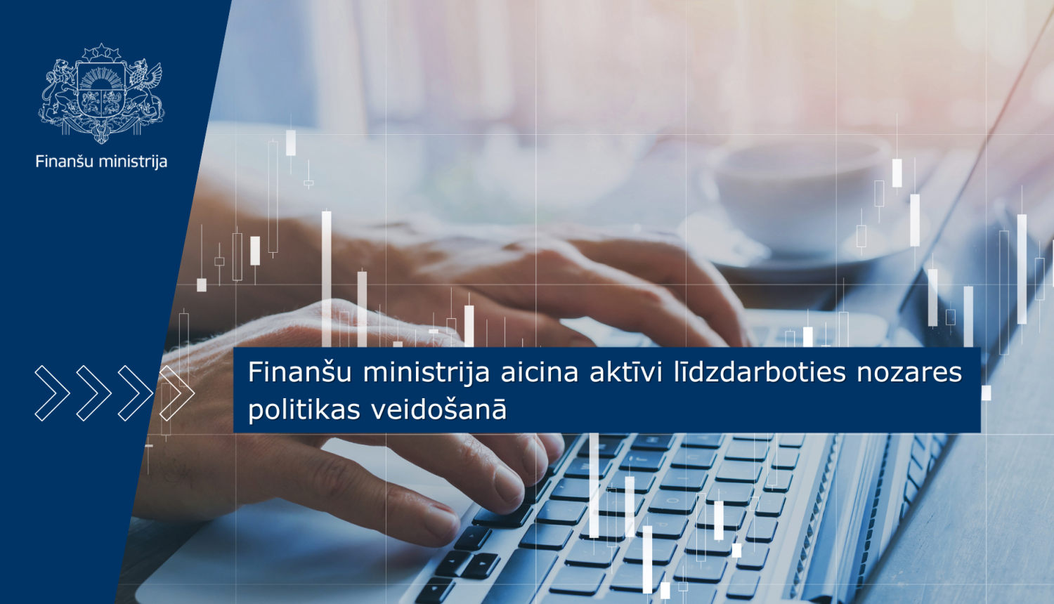 Attēlā redzamas cilvēka rokas tuvplānā, kuras spiež portatīvā datora klaviatūras taustiņus, līdzās datoram ir redzama balta kafijas tasīte