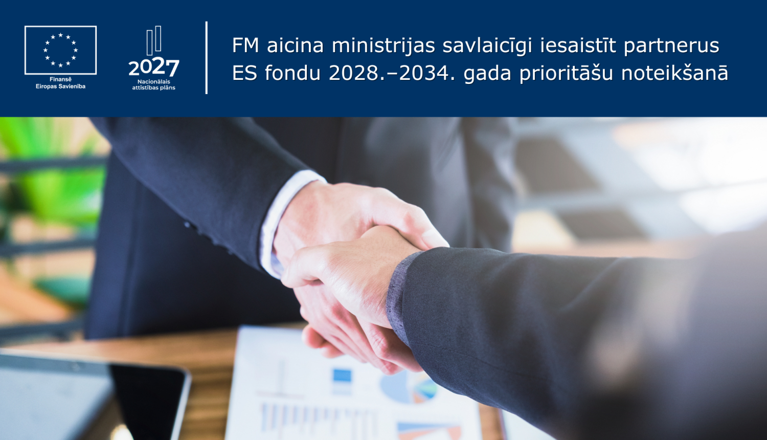 Divi vīrieši sarokojas virs galda virsmas, uz kuras stāv dokumenti