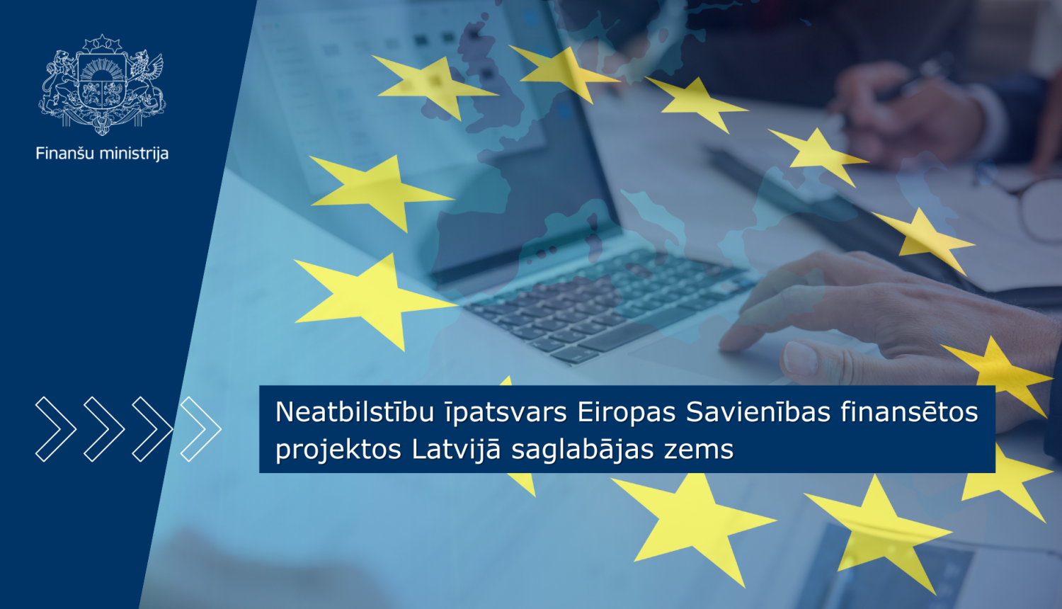 Cilvēki sēž pie gad un strādā ar portatīvo datoru un dokumentiem, attēlam pa virsu ir redzamas Eiropas Savienības karoga zvaigznes 