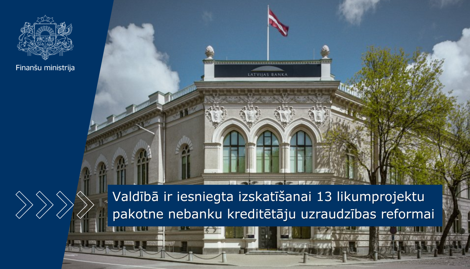 Latvijas Bankas ēka ar Latvijas karogu uz ēkas jumta, ēkas priekšplānā redzami koki