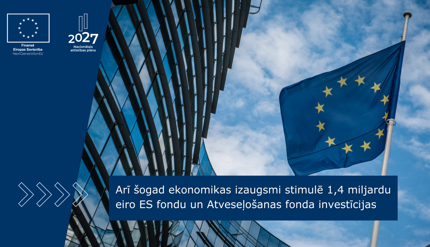 Karoga mastā plīvo ES karogs, blakus redzama stiklotas ēkas fasādes daļā