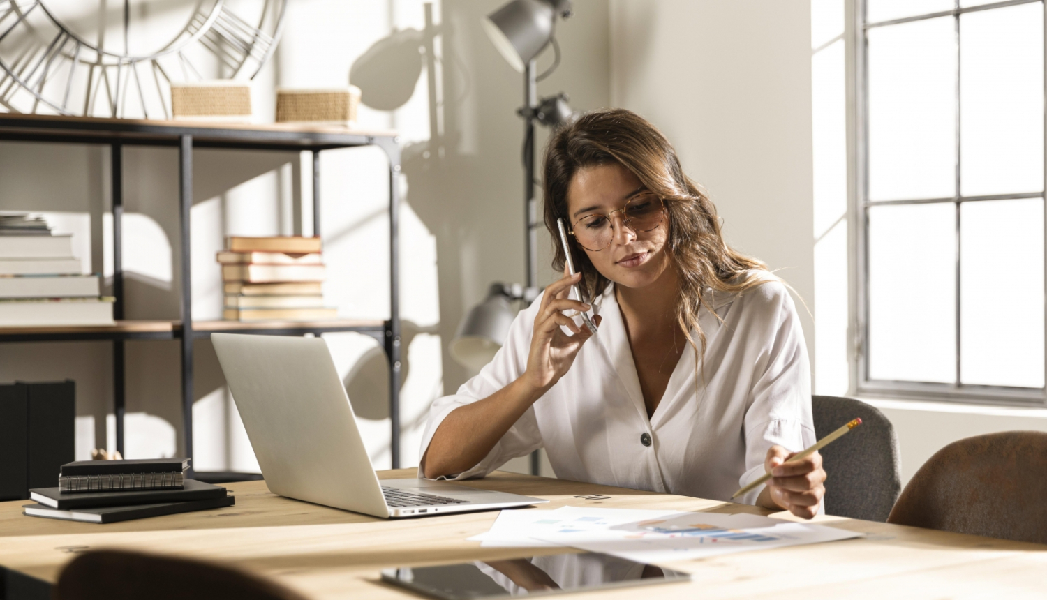 Sieviete strādā pie datora