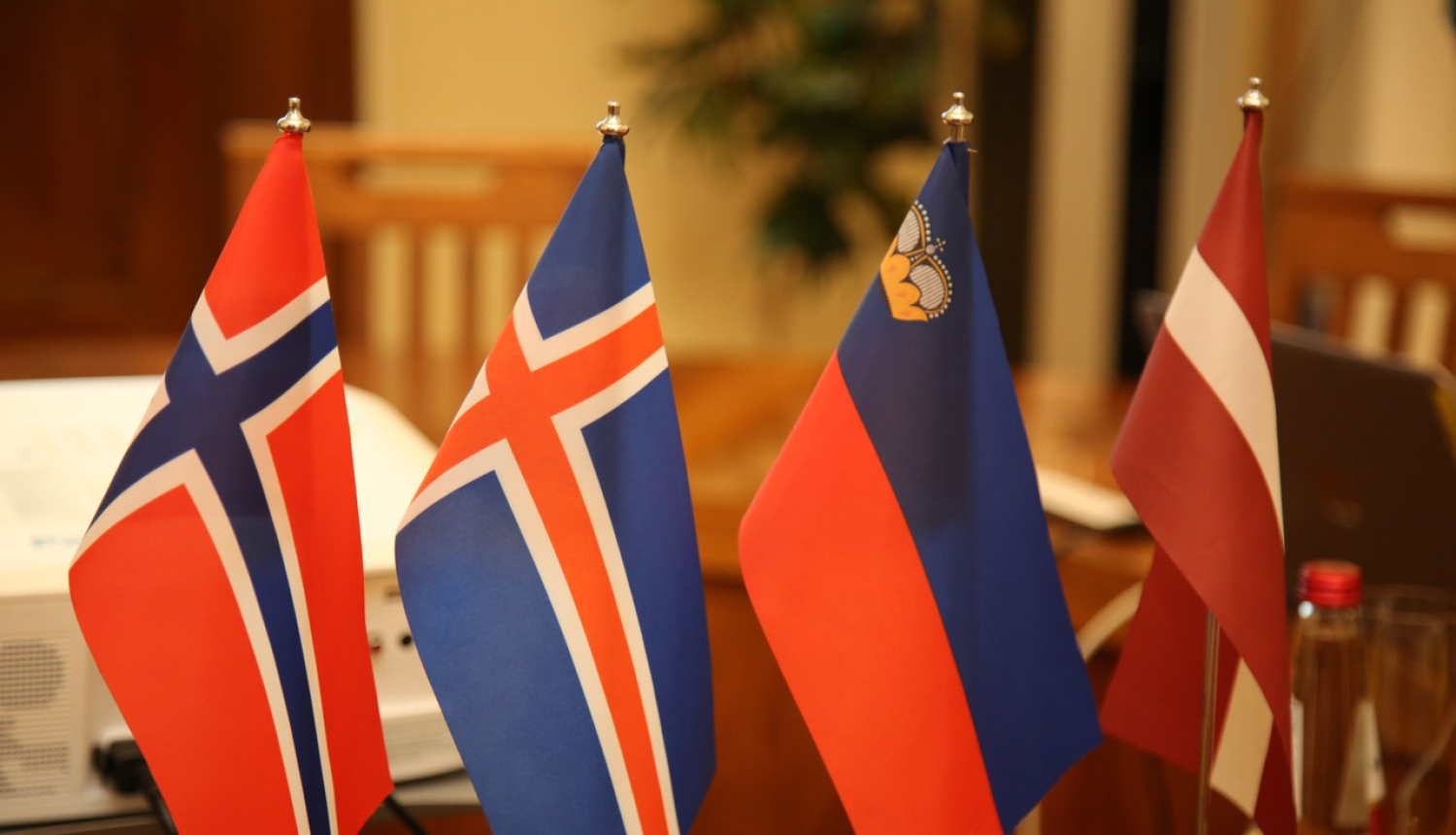 EEZ/Norvēģijas karogi