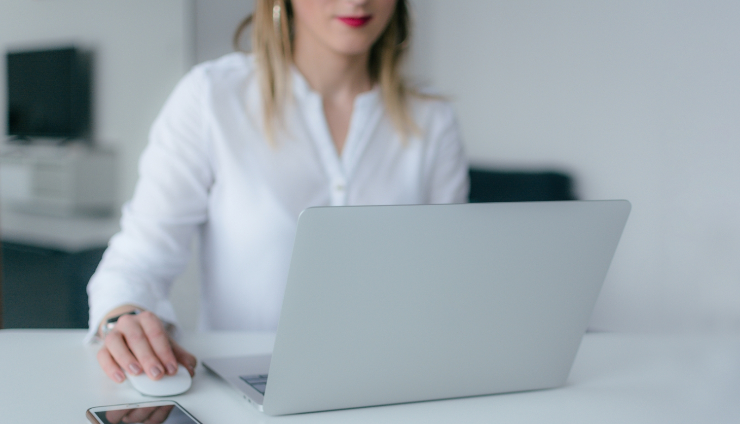 sieviete pie portatīvā datora