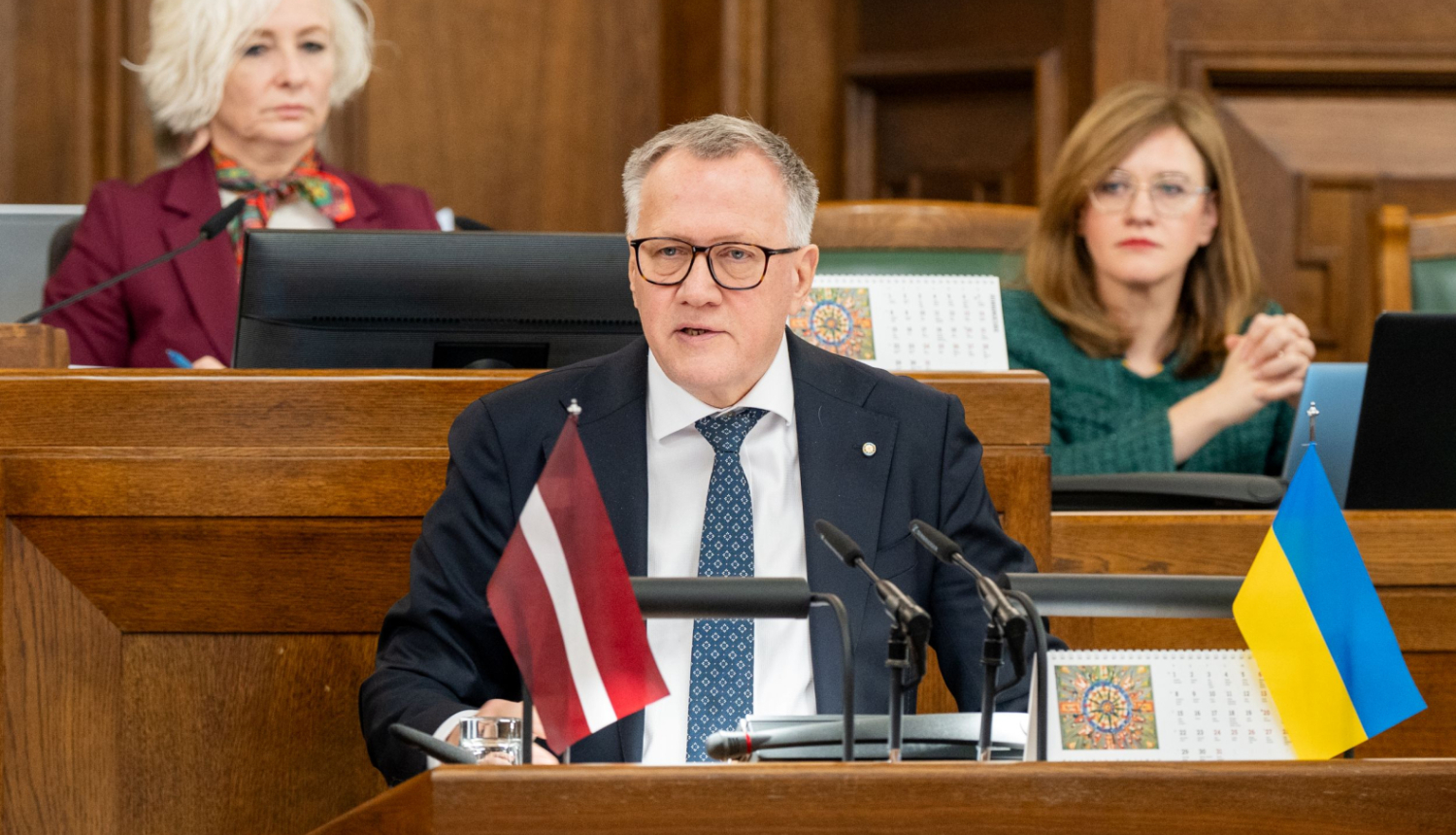 Attēlā redzams finanšu ministrs Arvils Ašeradens Saeimas tribīnē