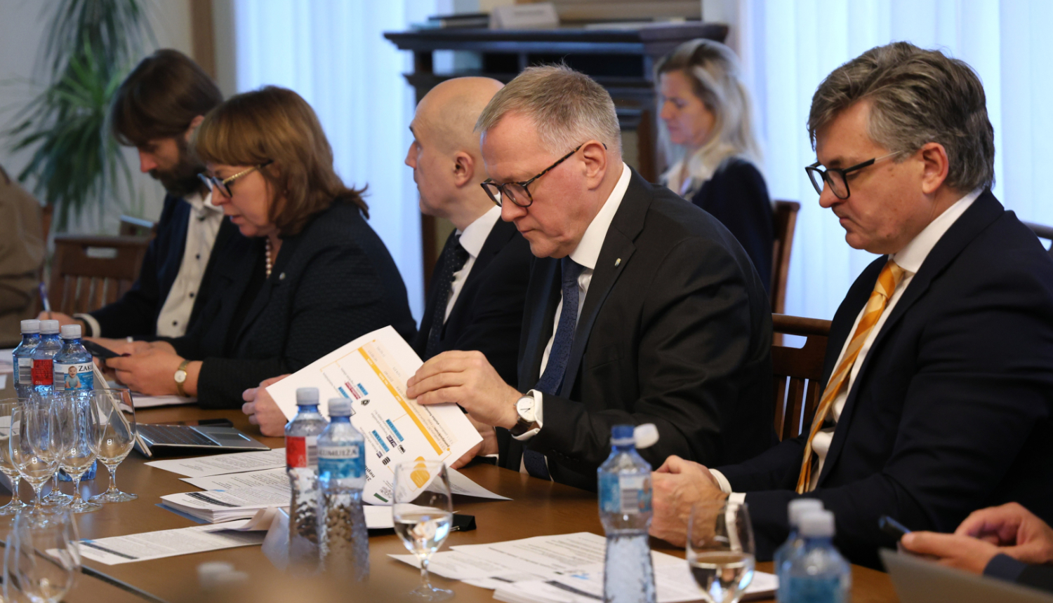 Pie sanāksmju galda sēž ministri uzvalkos 